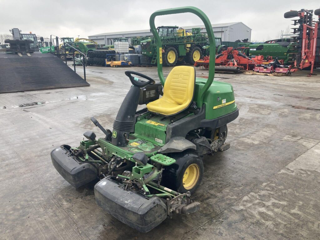 John Deere 2500E greens triple mower