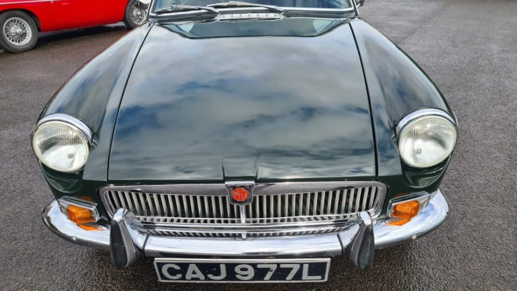 MGB GT 1973 in Dark Racing green.chrome wires