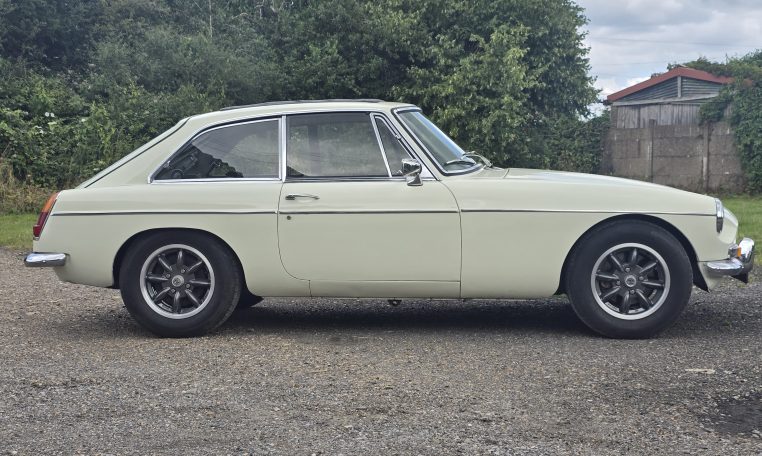 MG B GT, 1969, Snowberry White