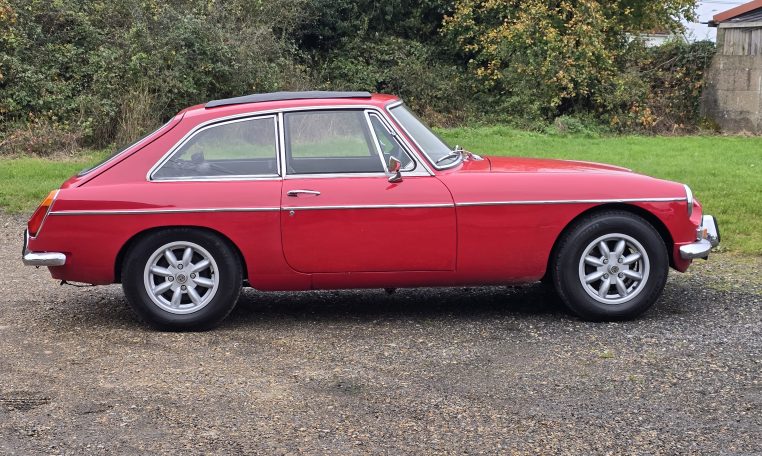 MG B GT, 1971, Red