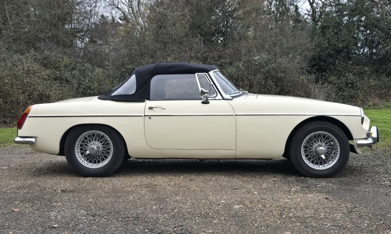 MG B Roadster, 1973, Old English White