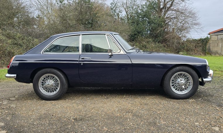 MG B GT, 1972, Midnight Blue, 5 Speed