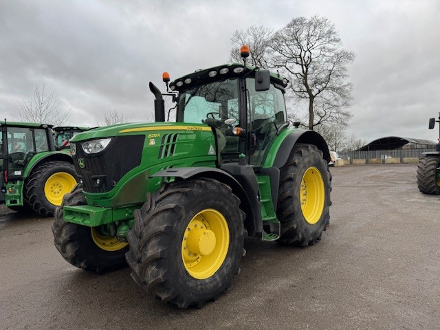 John Deere 6215R