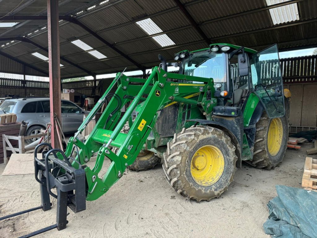 John Deere 6110M