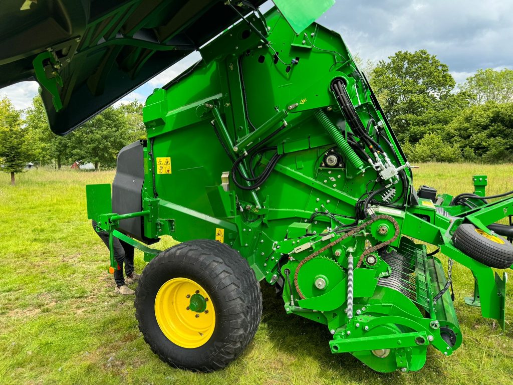 John Deere V451M