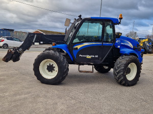 NEW HOLLAND LM435A TELEHANDLER