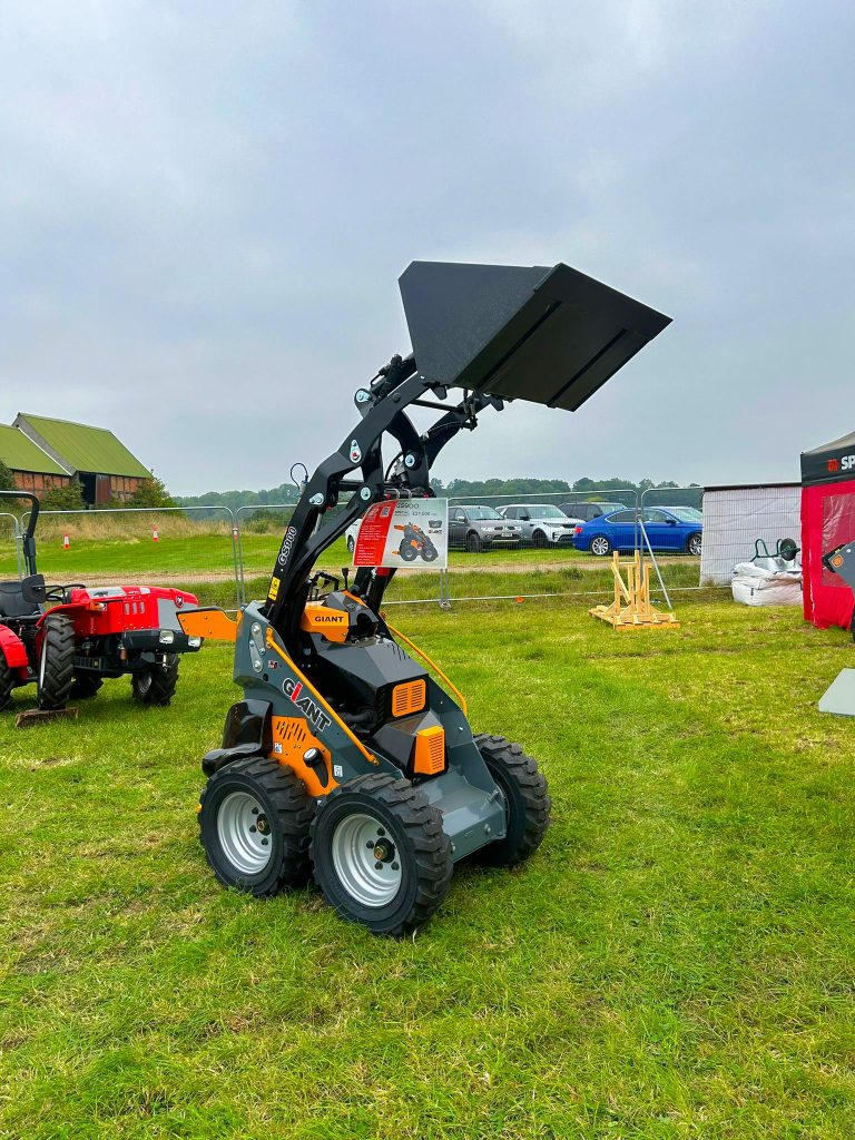 GIANT GS900 Skid Steer Loader