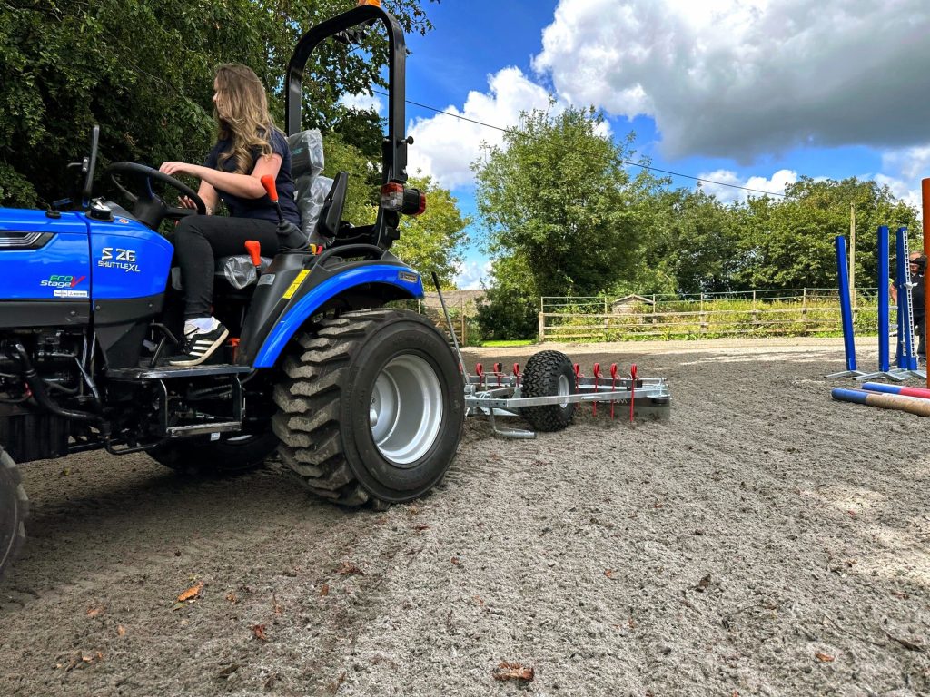 SOLIS 26M SIDE SHIFT TRACTOR WITH MG250 ARENA LEVELLER