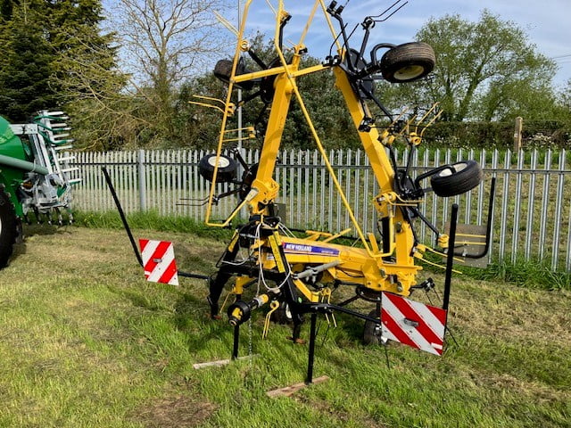 NEW HOLLAND PROTED 690 TEDDER