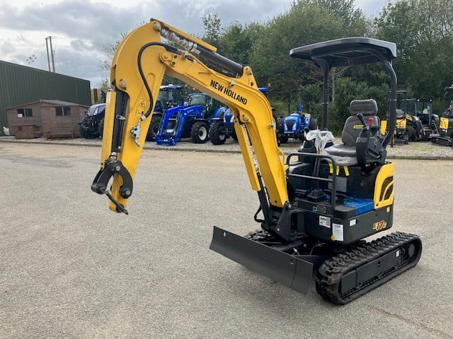 NEW HOLLAND E17C MINI EXCAVATOR