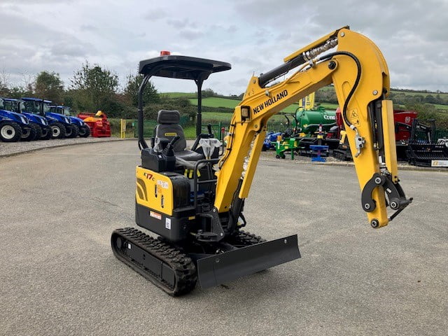 NEW HOLLAND E17C MINI EXCAVATOR