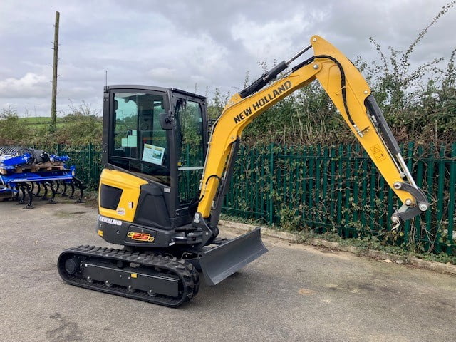 NEW HOLLAND E25D EXCAVATOR