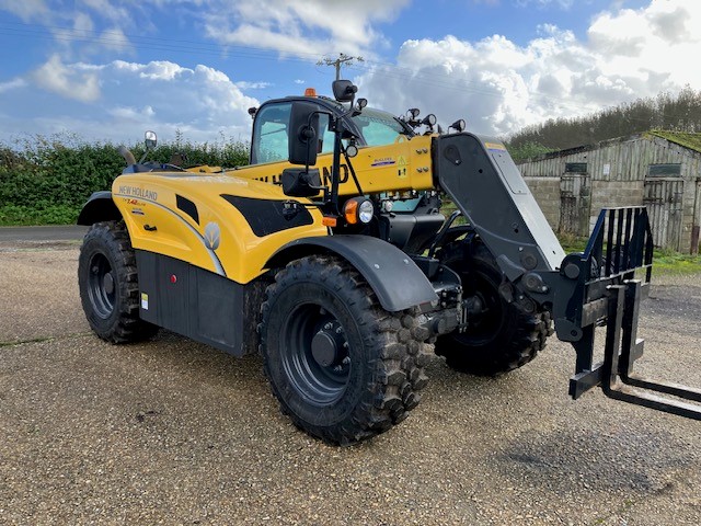 NEW HOLLAND TH7.42 ELITE TELESCOPIC HANDLER