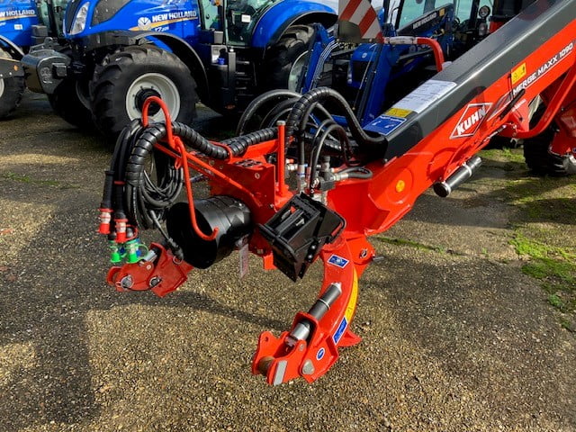 KUHN FARM MACHINERY MERGE MAXX 1090