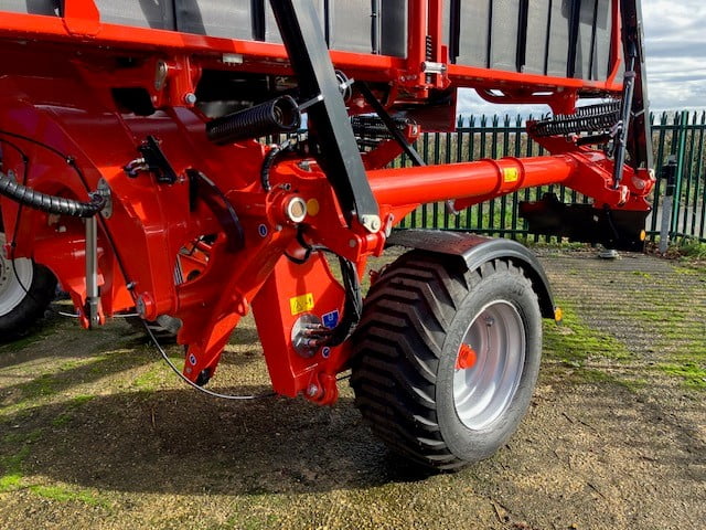 KUHN FARM MACHINERY MERGE MAXX 1090