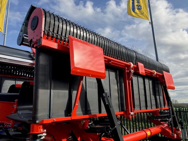 KUHN FARM MACHINERY MERGE MAXX 1090