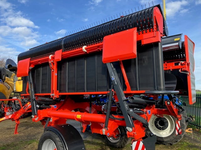 KUHN FARM MACHINERY MERGE MAXX 1090