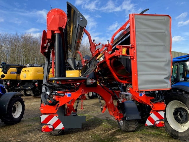 KUHN FARM MACHINERY MERGE MAXX 1090