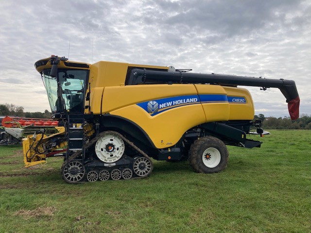 NEW HOLLAND CX8.90 COMBINE HARVESTER