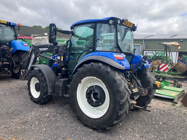 NEW HOLLAND T5.105 UTILIT TRACTOR & LOADER