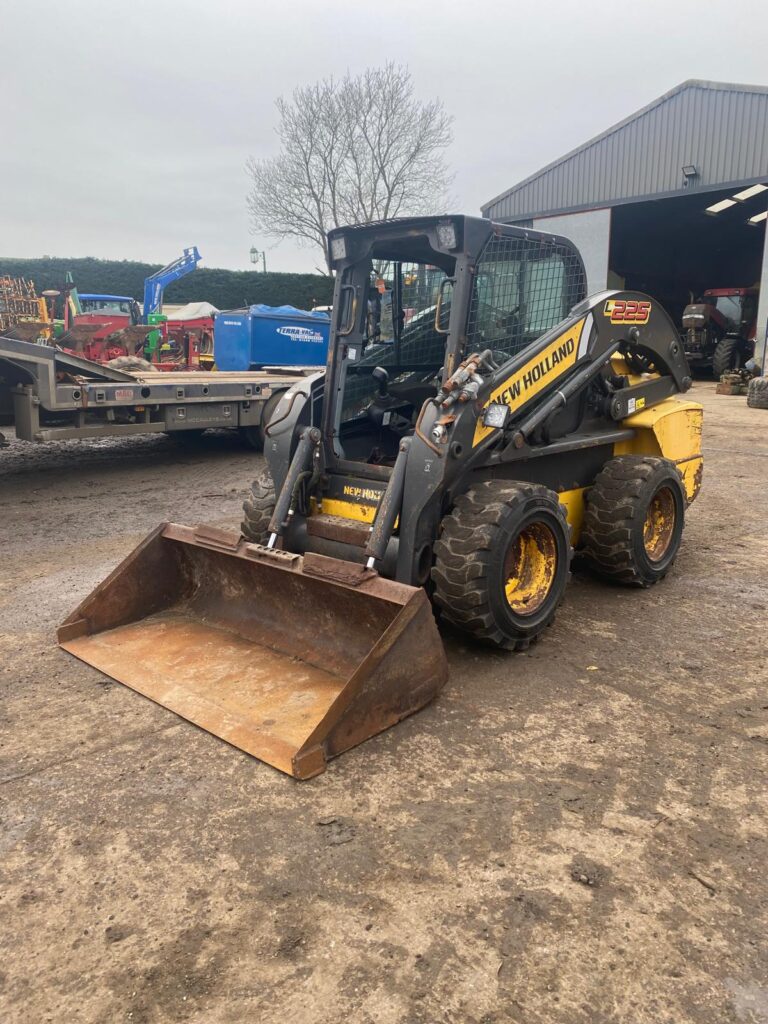 NEW HOLLAND L225 SKID STEER