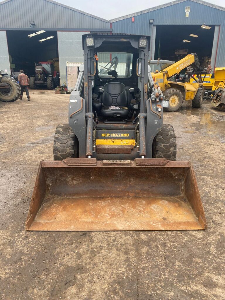 NEW HOLLAND L225 SKID STEER