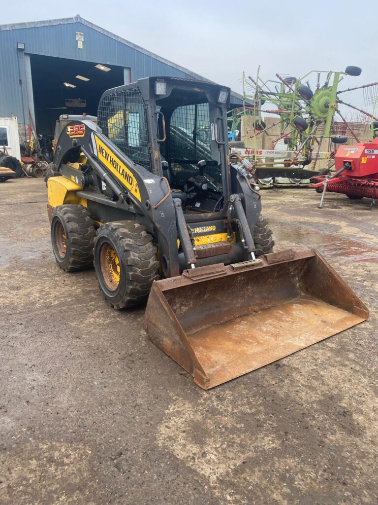 NEW HOLLAND L225 SKID STEER