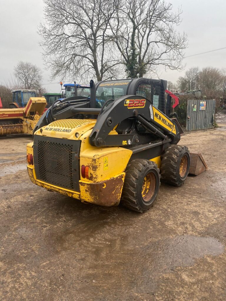 NEW HOLLAND L225 SKID STEER