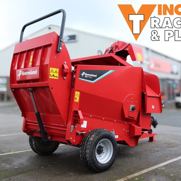 EX DEMO KVERNELAND TRAILER BALE SHREDDER