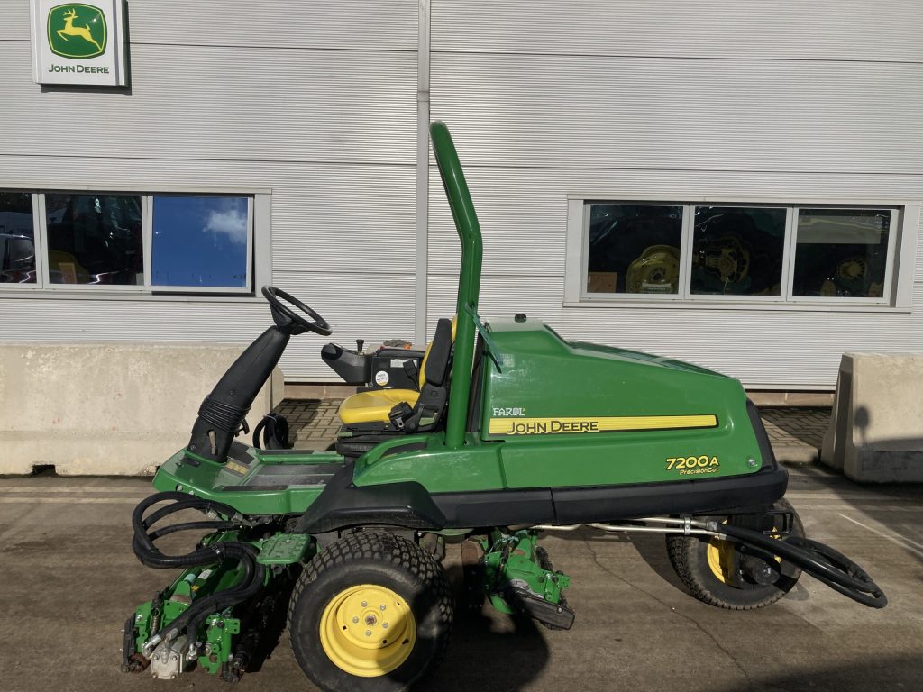 John Deere 7200A utility triple mower