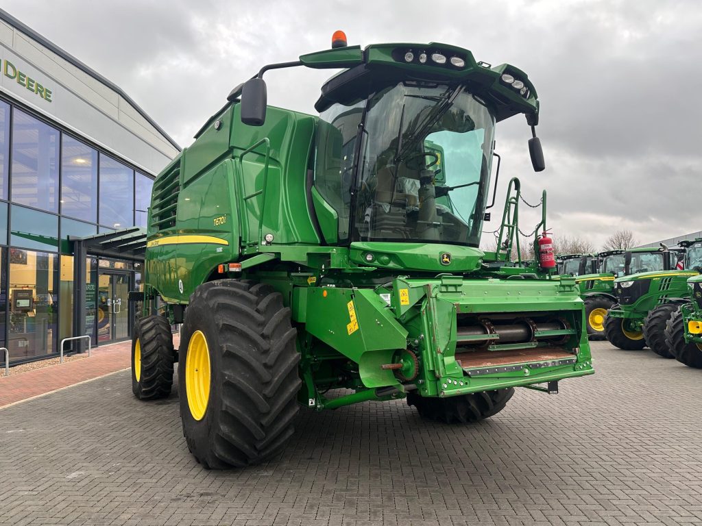 John Deere T670i