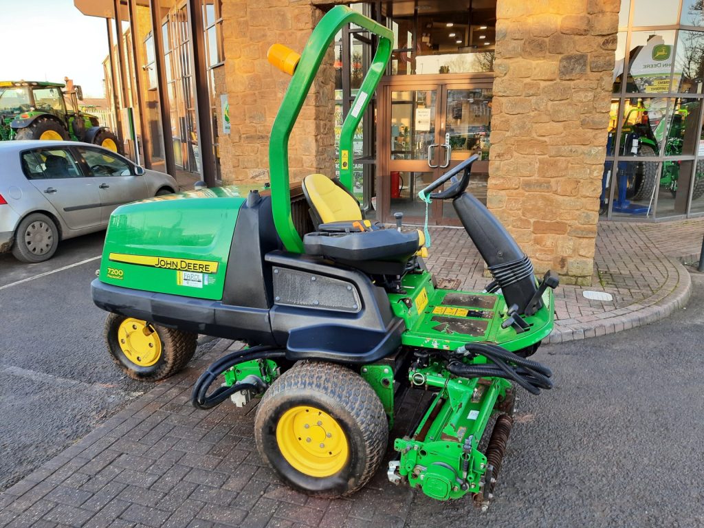 John Deere 7200 utility triple mower