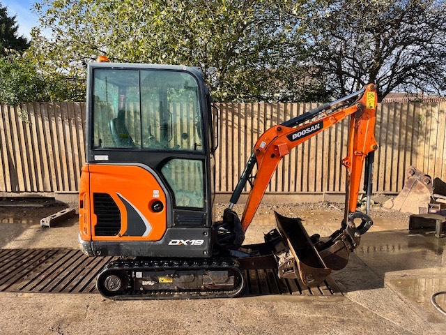 DOOSAN DX 19