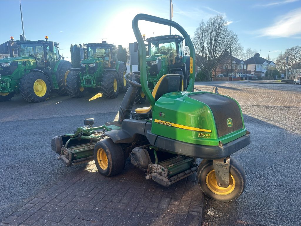 John Deere 2500E greens triple mower