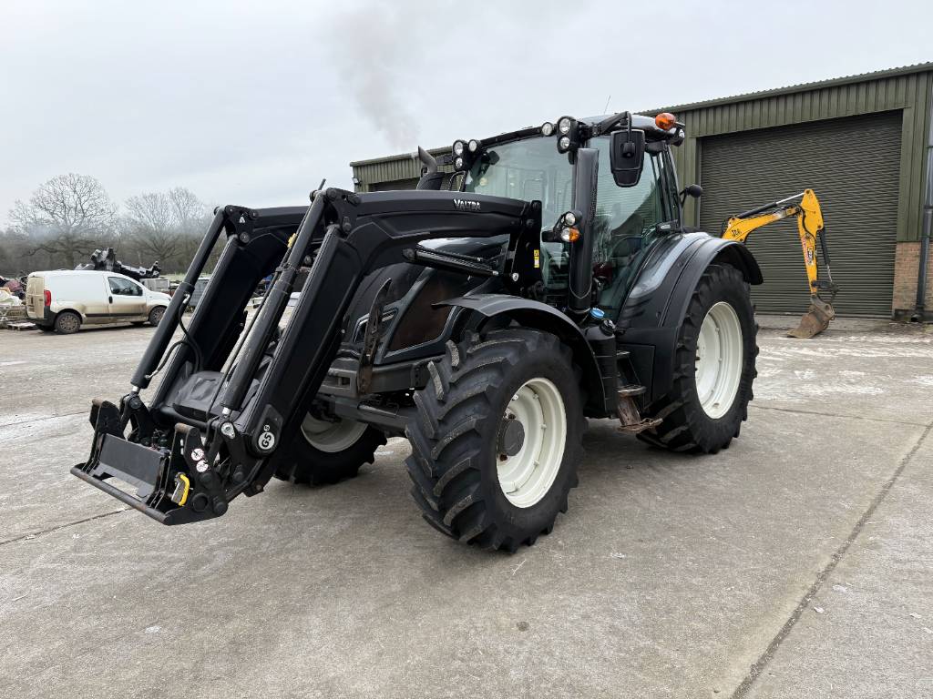 VALTRA N134 HITECH WITH QUICKE G5S LOADER