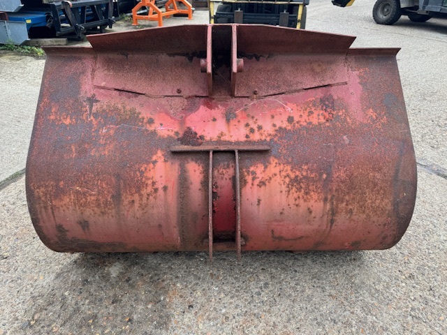 MF80 Loader Bucket