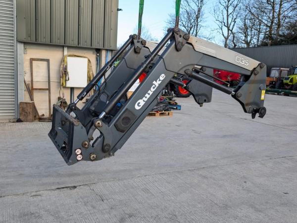QUICKE Q35 LOADER COMES WITH BRACKETS