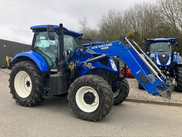 NEW HOLLAND T7.210 RC CL TRACTOR & LOADER