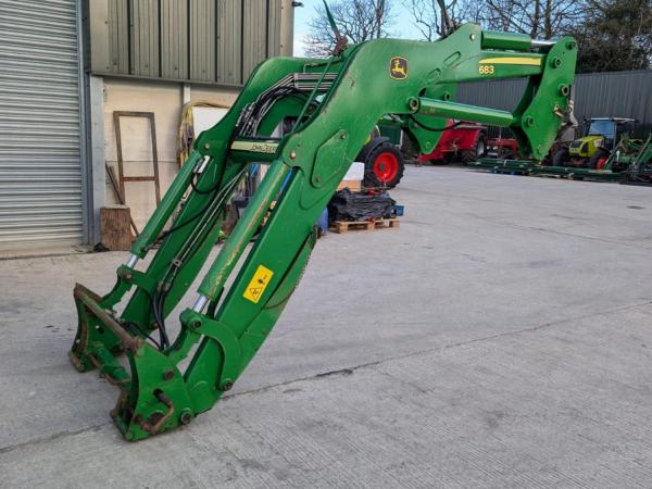 JOHN DEERE 638 LOADER COMES WITH BRACKETS