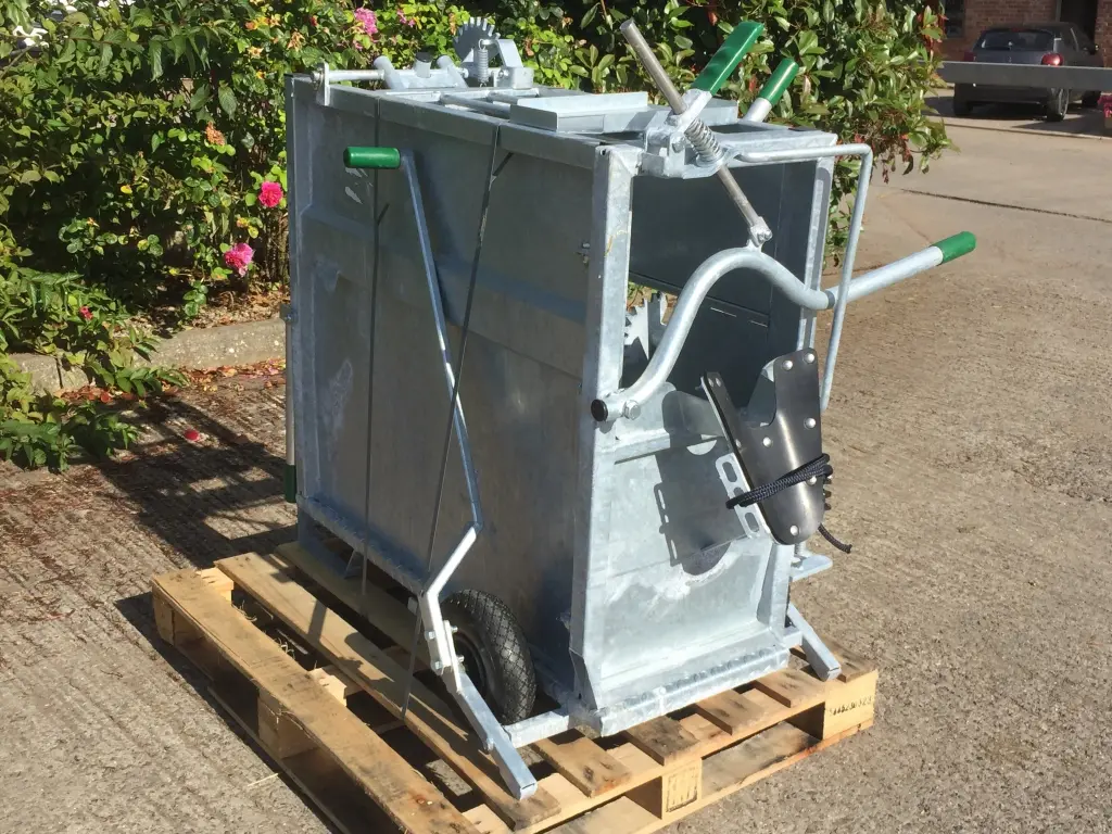 Condon Engineering dehorning crate, NEW