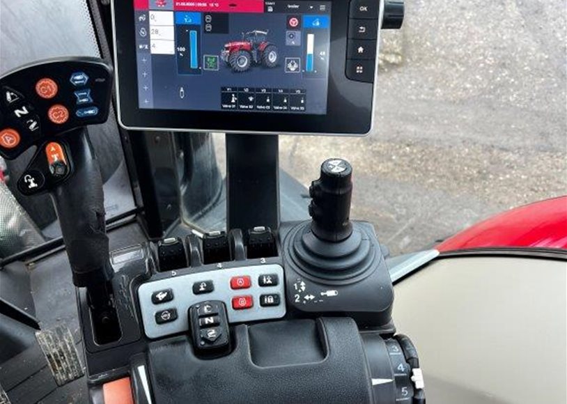Massey Ferguson 8740SEXDV Tractor
