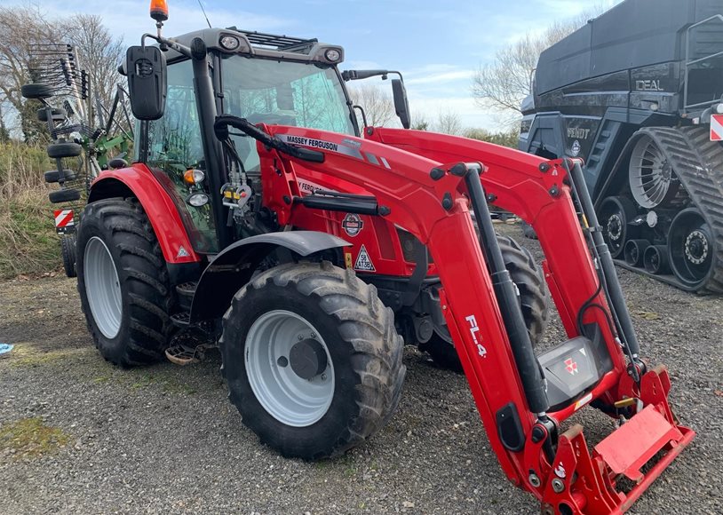 Massey Ferguson 5712SESD4 Tractor