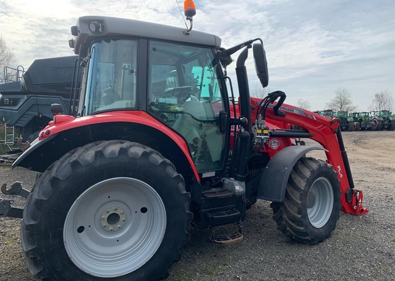 Massey Ferguson 5712SESD4 Tractor