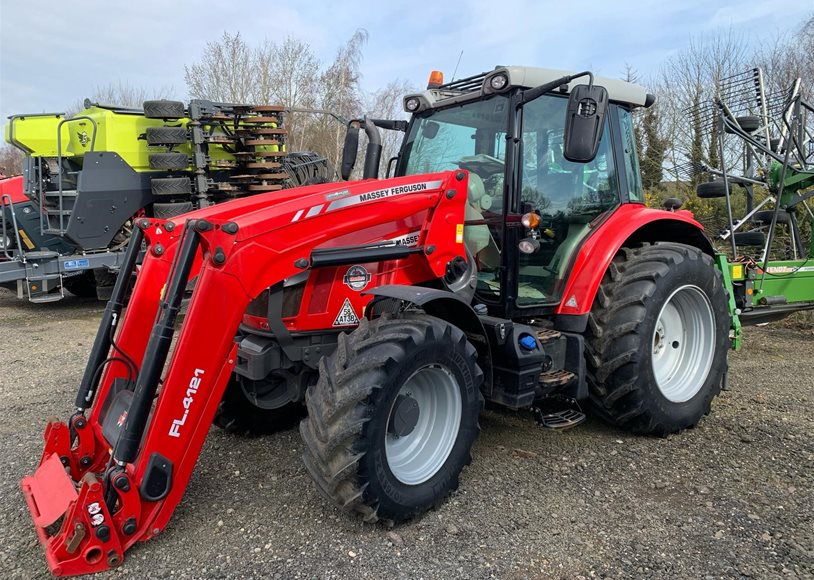Massey Ferguson 5712SESD4 Tractor