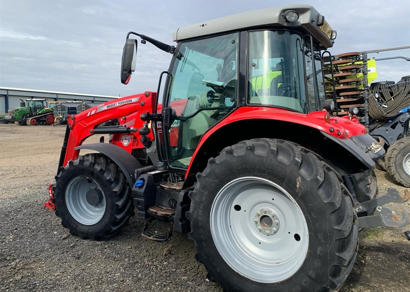 Massey Ferguson 5712SESD4 Tractor