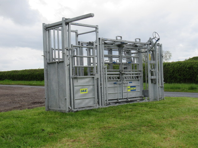 IAE Chieftain Squeeze Cattle Crush – SOLD