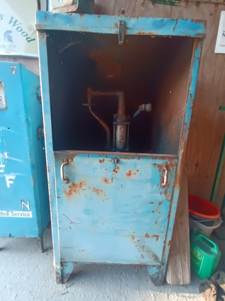 Old oil dispenser