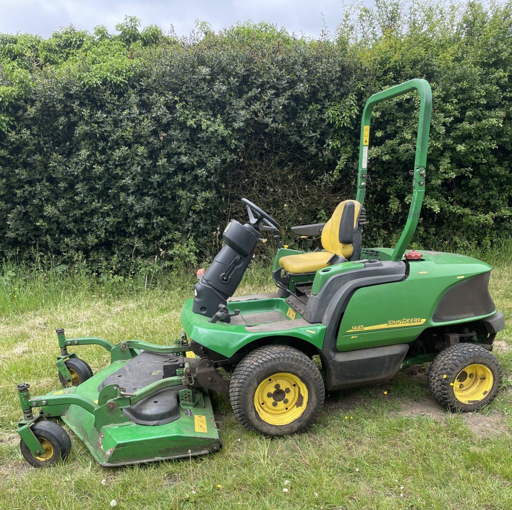 JOHN DEERE OUT FRONT MOWER