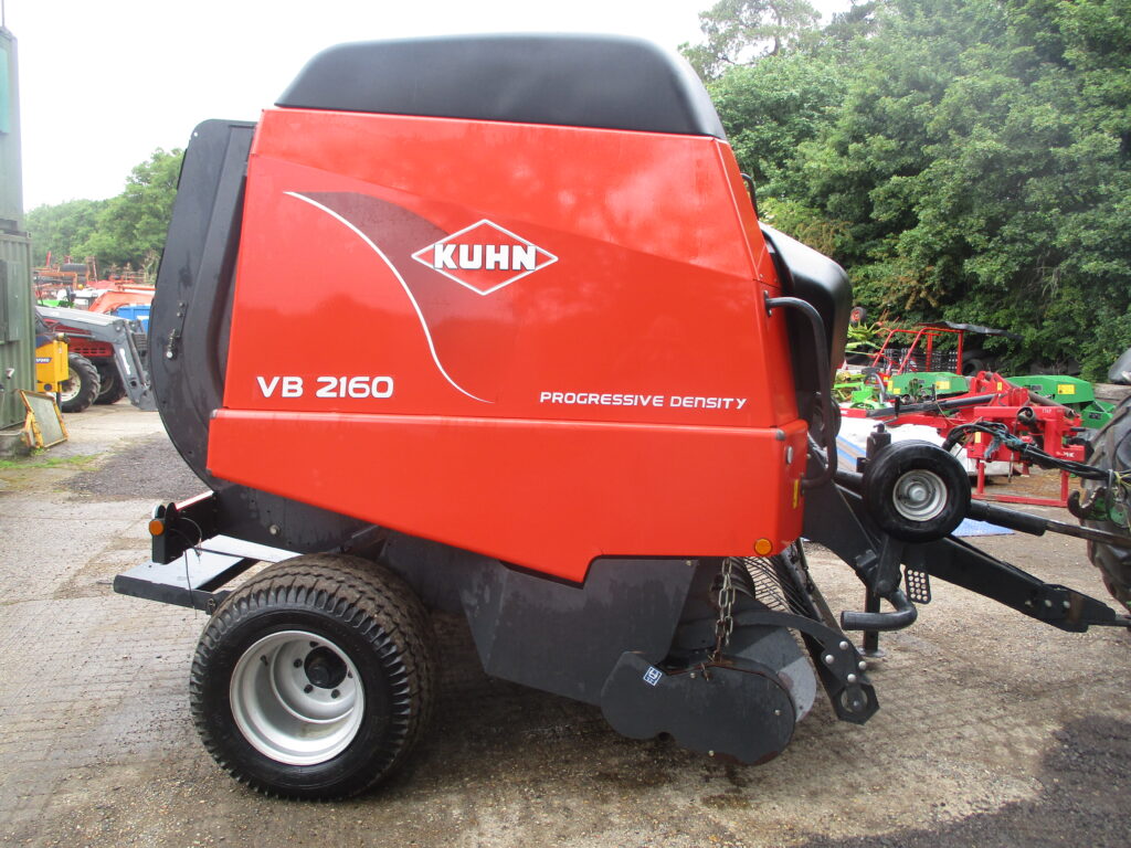 KUHN ROUND BALER