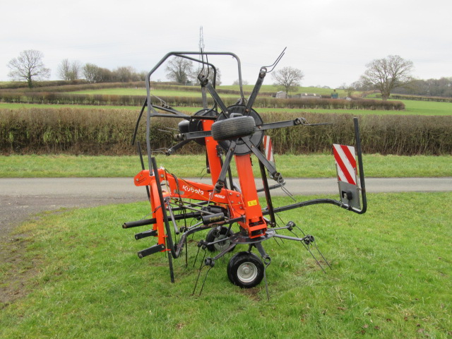 Kubota 4052 tedder